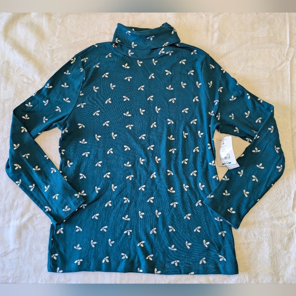 NWT White Stag Turtle Neck With Holly Leaf Design Size Large